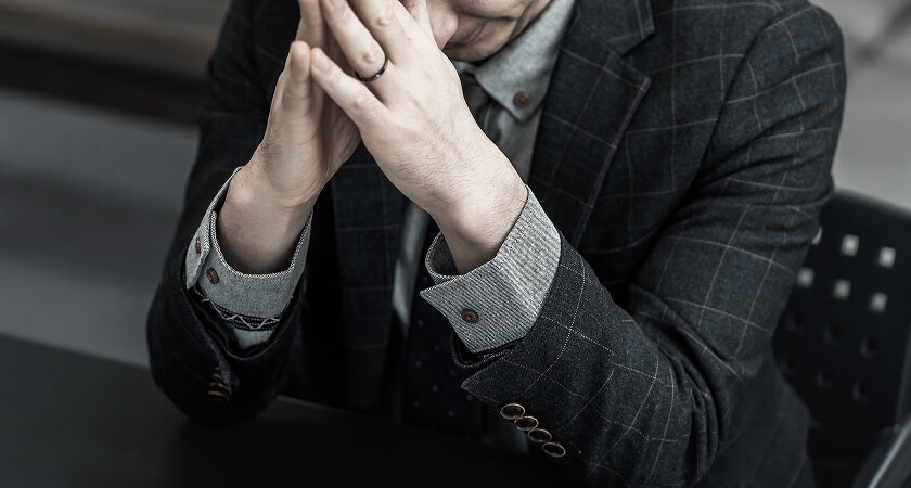 社長の手元のイメージ写真