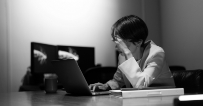 男性が考えているイメージ写真